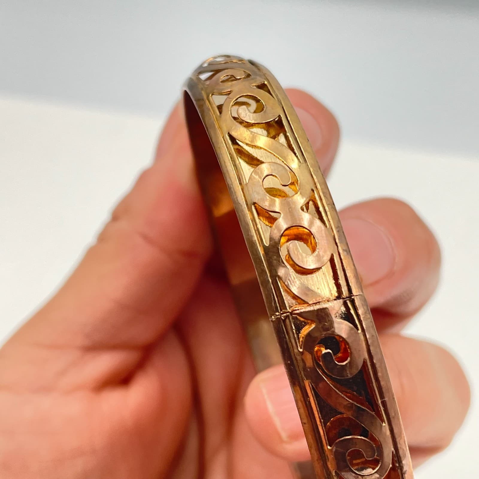 Vintage 80s Gold Tone Filigree Bangle Bracelet Scroll Cutout Boho Estate Jewelry - Thumbnail 5