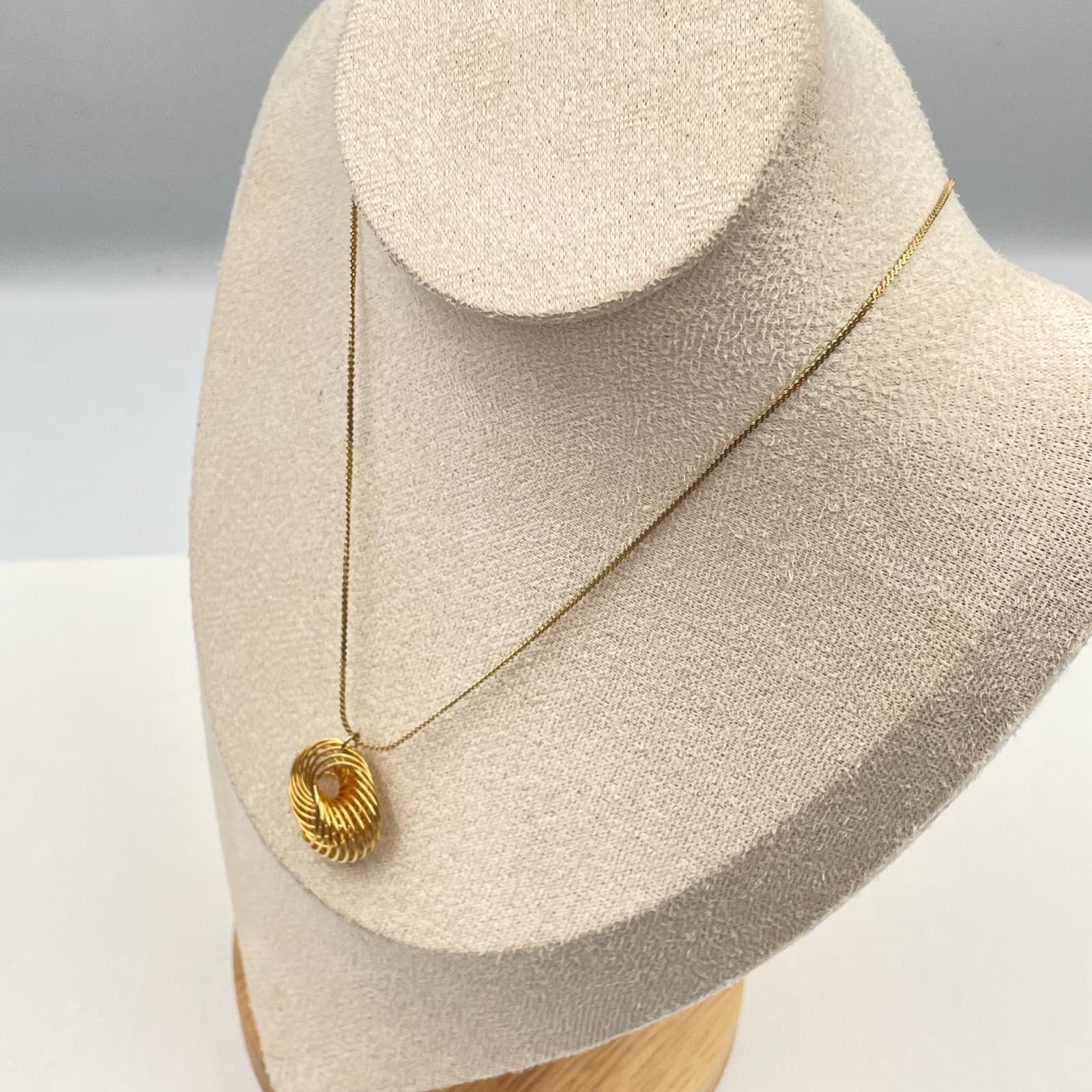 Vintage 80s Gold Tone Swirl Wire Spiral Pendant Necklace Minimalist Jewelry - Thumbnail 4