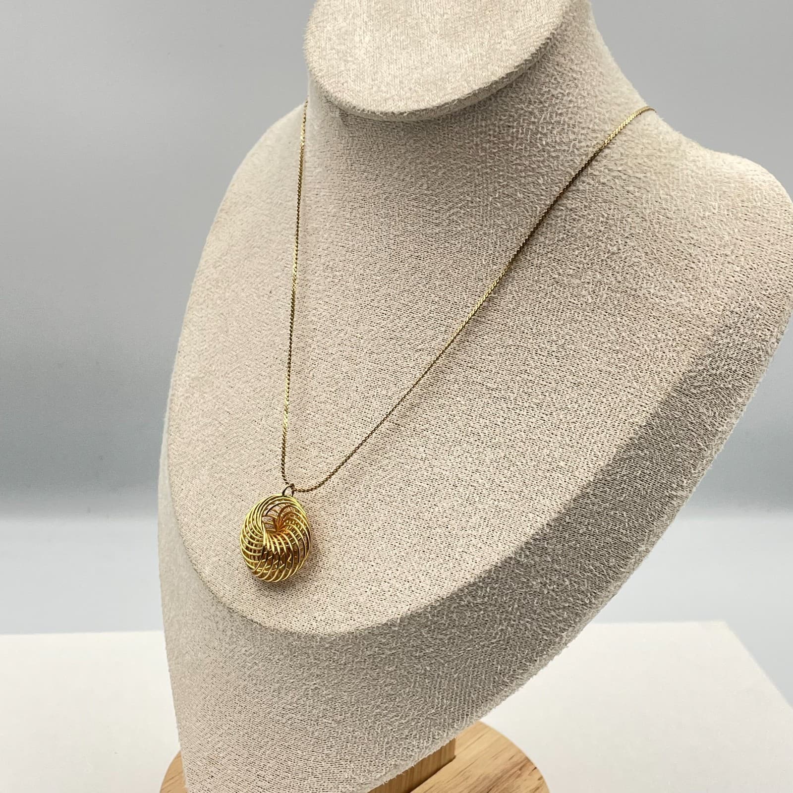 Vintage 80s Gold Tone Swirl Wire Spiral Pendant Necklace Minimalist Jewelry - Thumbnail 3
