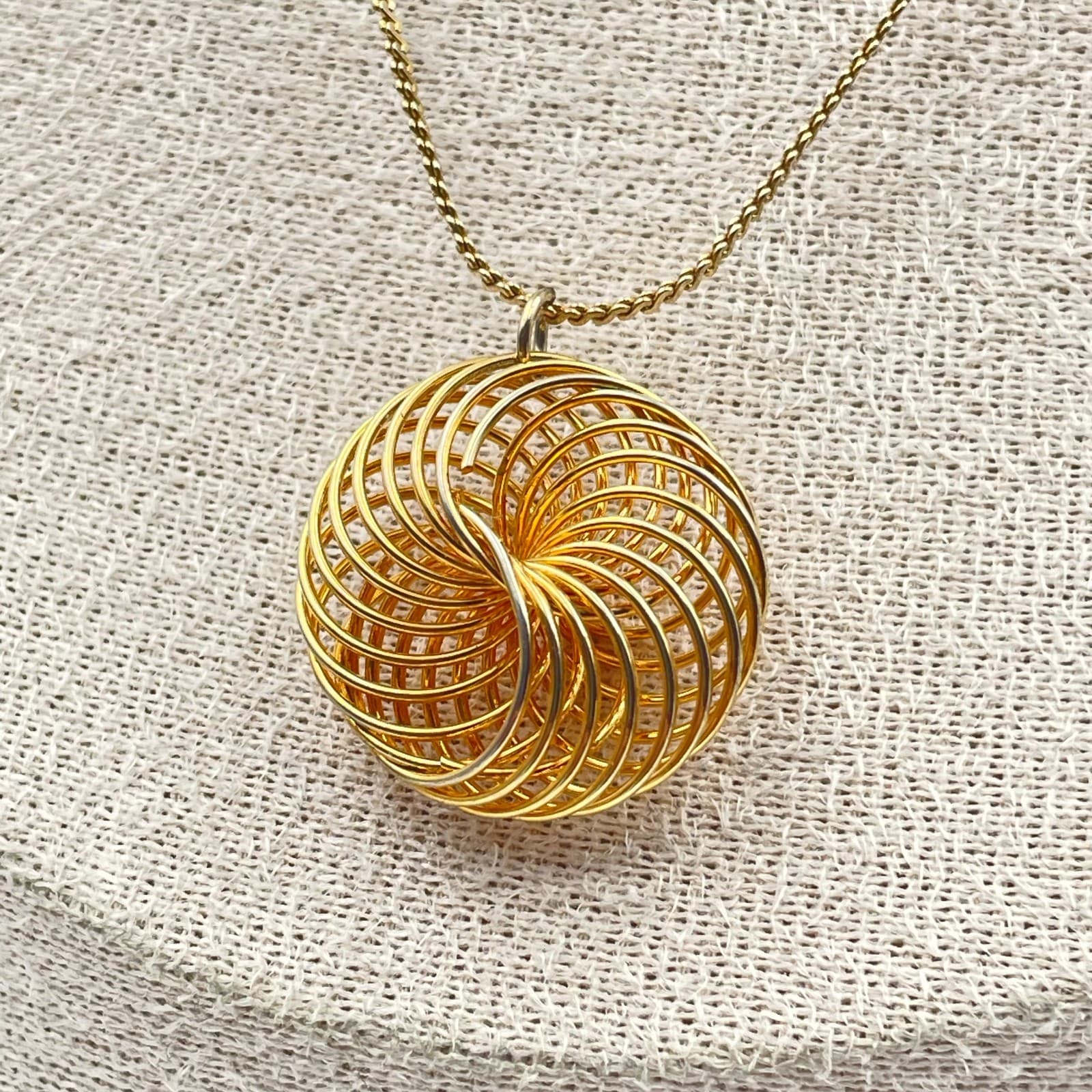 Vintage 80s Gold Tone Swirl Wire Spiral Pendant Necklace Minimalist Jewelry - Thumbnail 2