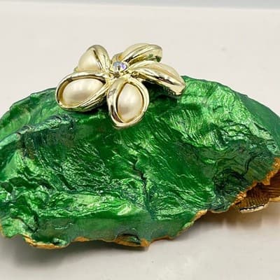 Vintage Faux Pearl Flower Oyster Shell Trinket Dish Green & Gold Jewelry Holder - Thumbnail 2