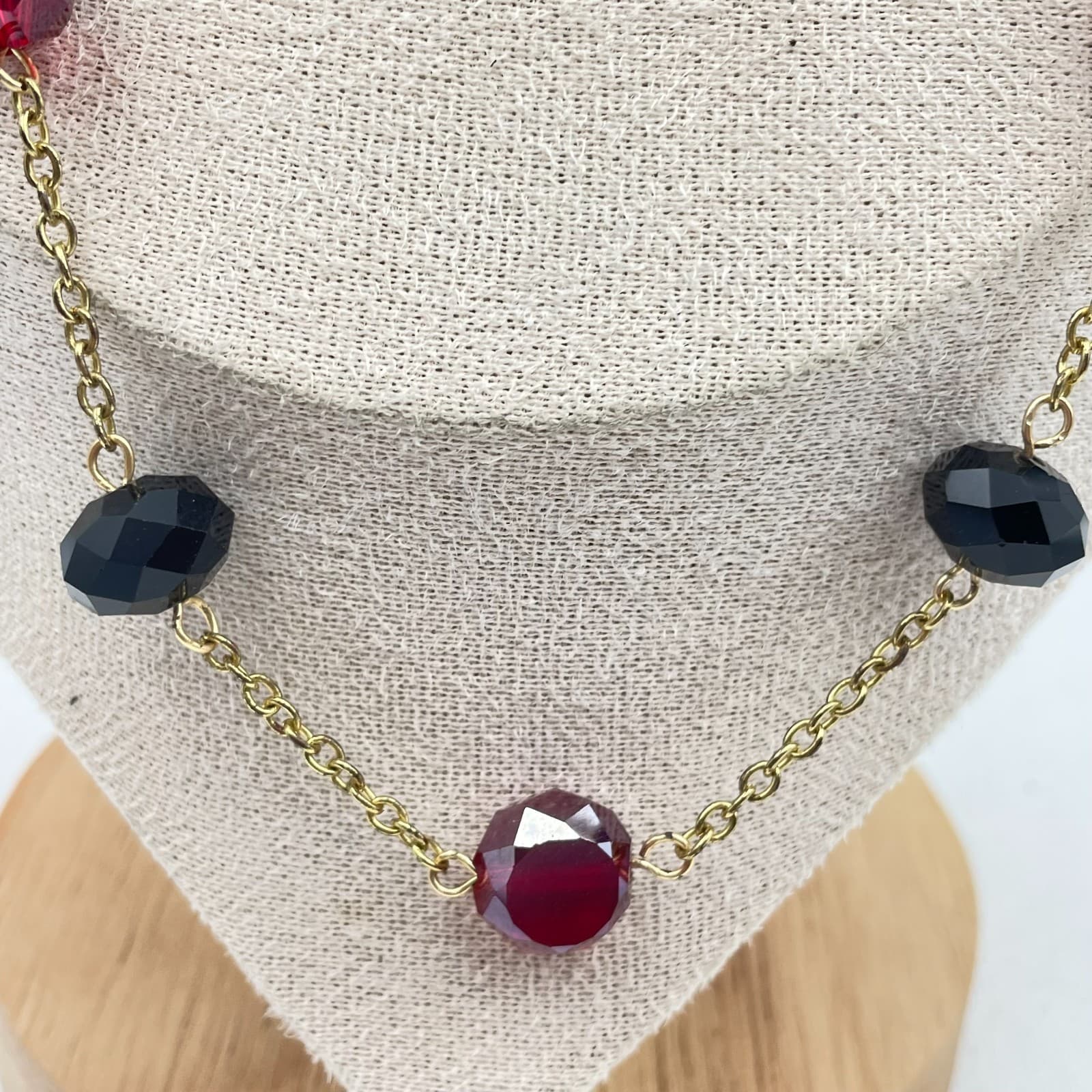 Vintage Y2K Gold Tone Red Black Faceted Bead Necklace Chain Statement Jewelry - Thumbnail 4