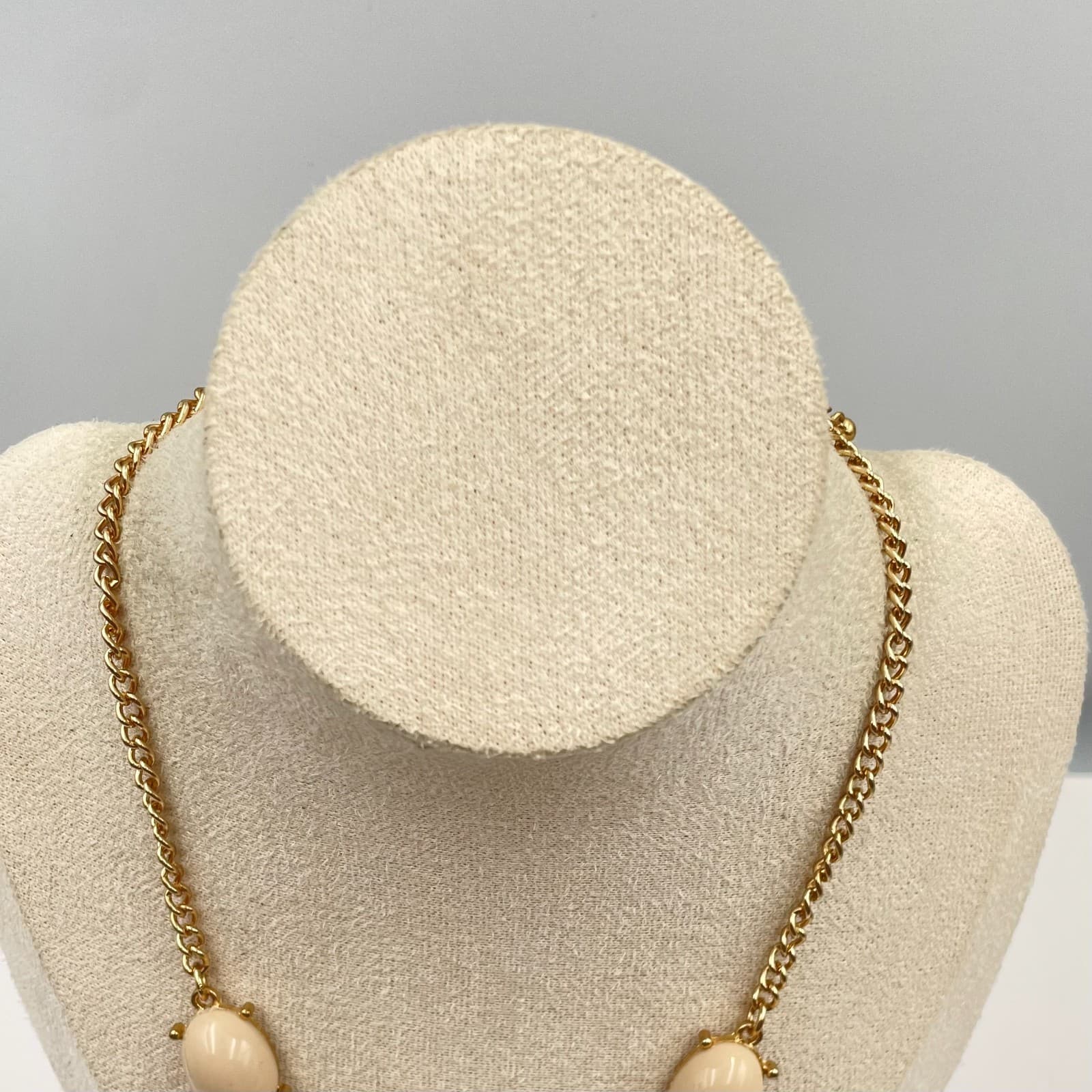 Vintage Style Cream Chunky Statement Necklace Gold Tone Bib Pendant Bold Jewelry - Thumbnail 2