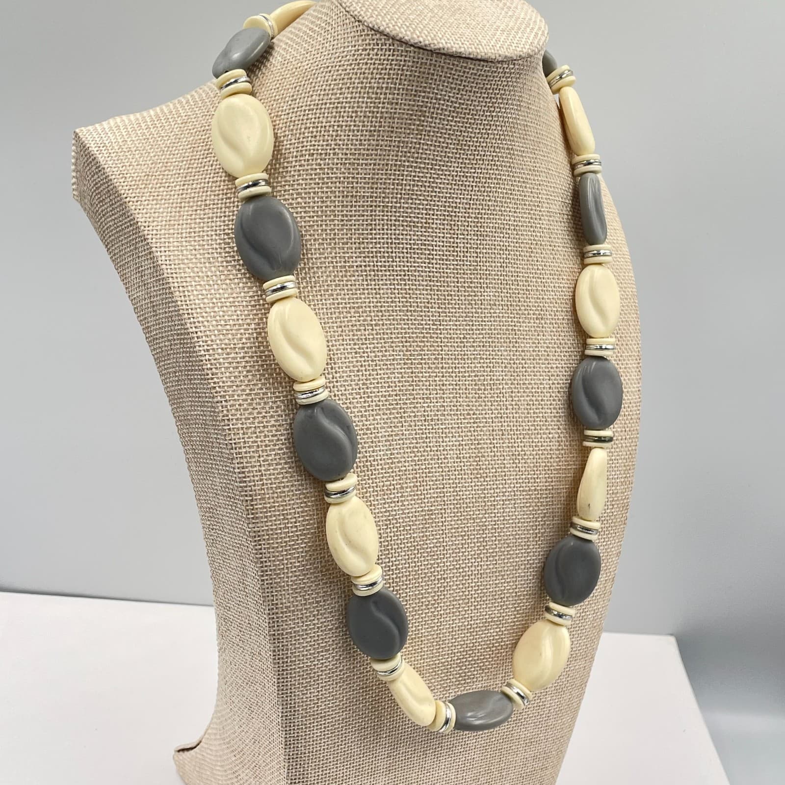 Vintage Chunky Resin Bead Necklace Grey Cream Gray Mod MCM Statement Jewelry 24" - Thumbnail 5
