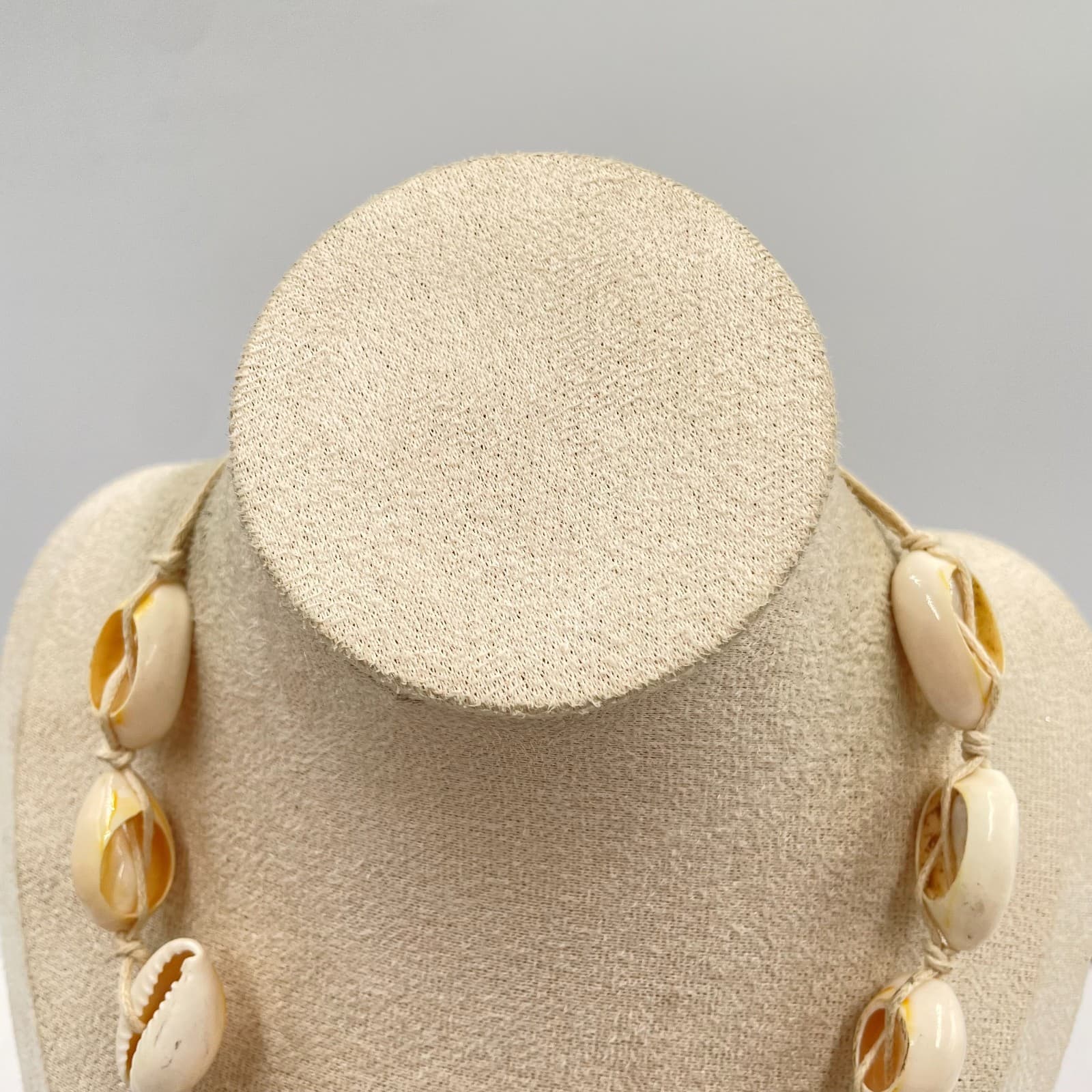 VTG Boho Natural Cowrie Shell Necklace Gold Accent Bead Beach Nautical Choker - Thumbnail 2