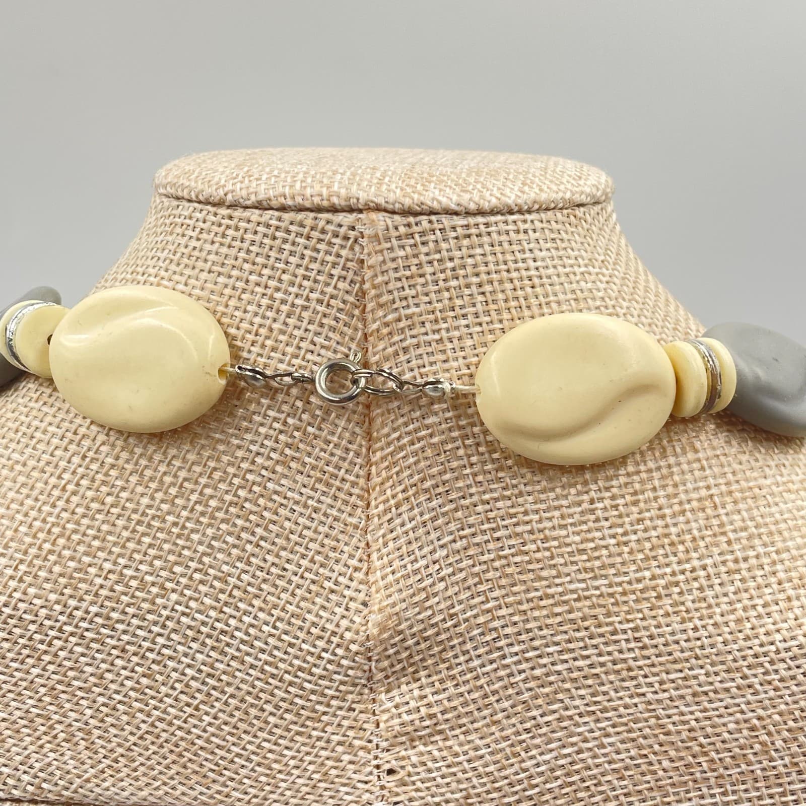 Vintage Chunky Resin Bead Necklace Grey Cream Gray Mod MCM Statement Jewelry 24" - Thumbnail 6