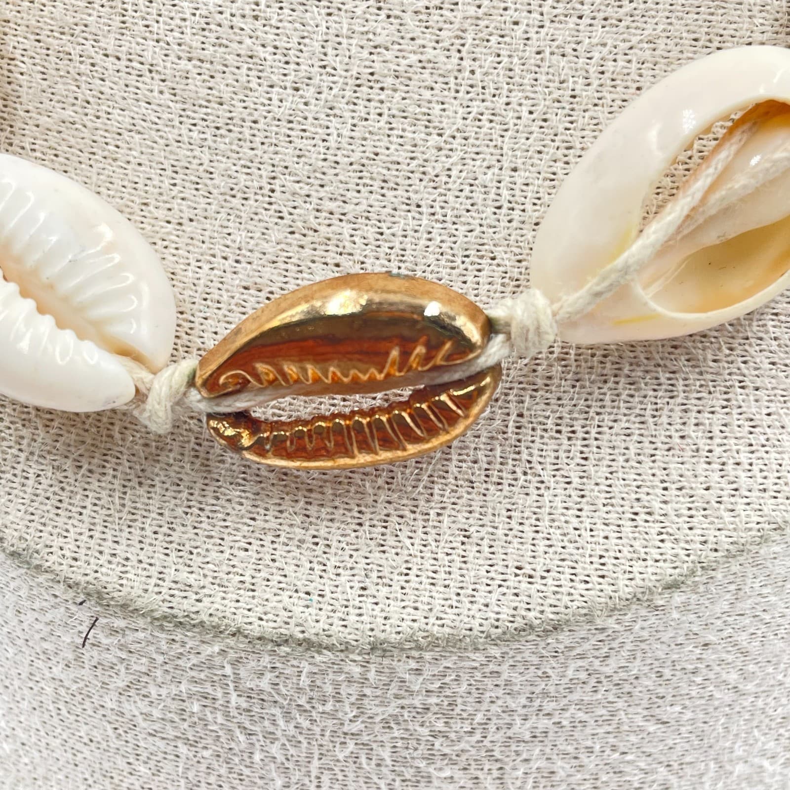 VTG Boho Natural Cowrie Shell Necklace Gold Accent Bead Beach Nautical Choker - Thumbnail 3