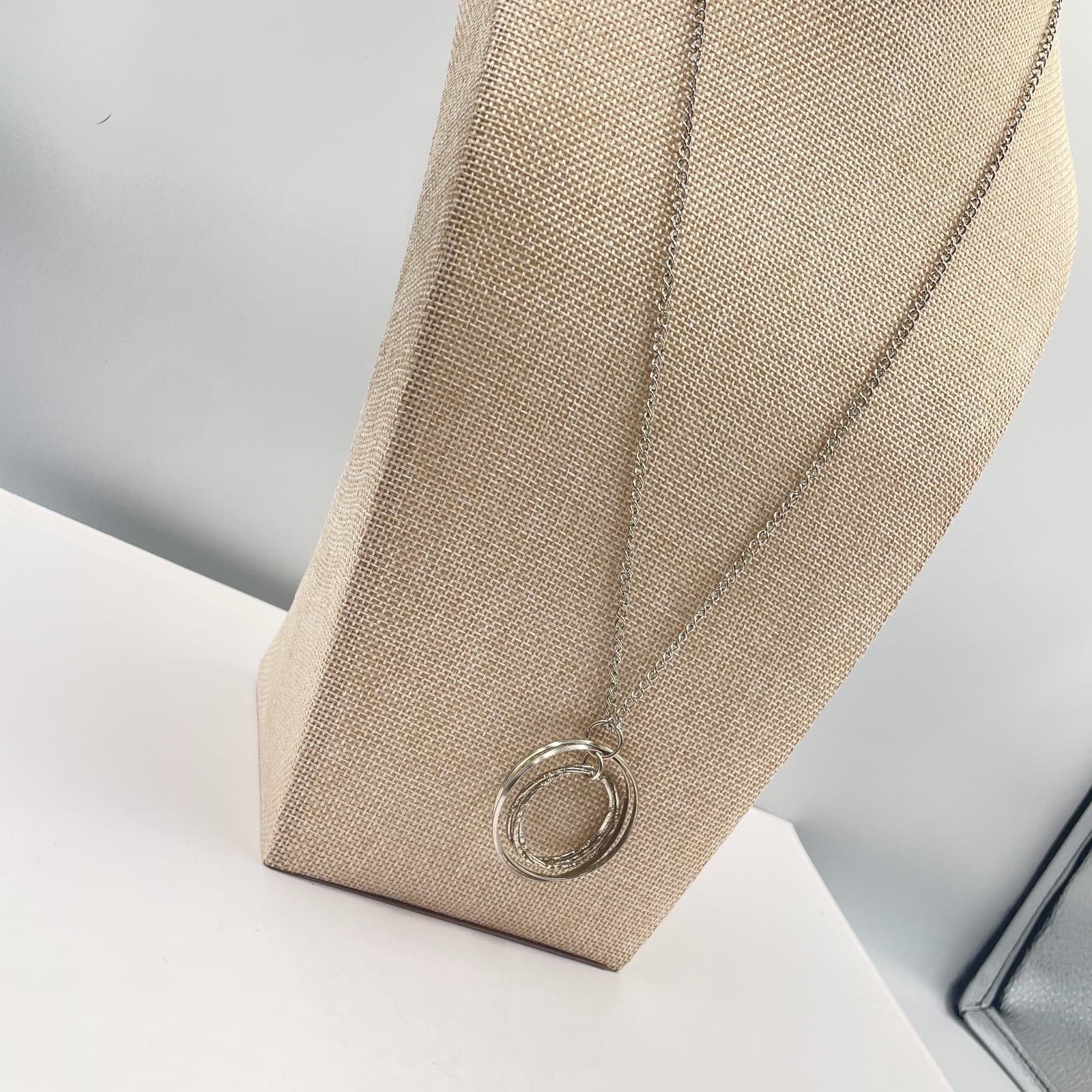 VTG Silver Tone Interlocking Circles Pendant Necklace Multi Ring Infinity Design - Thumbnail 4