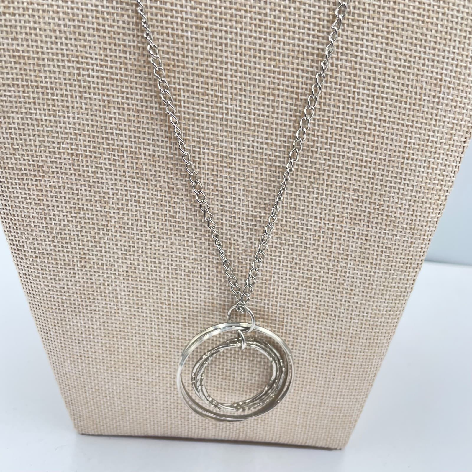 VTG Silver Tone Interlocking Circles Pendant Necklace Multi Ring Infinity Design - Thumbnail 3