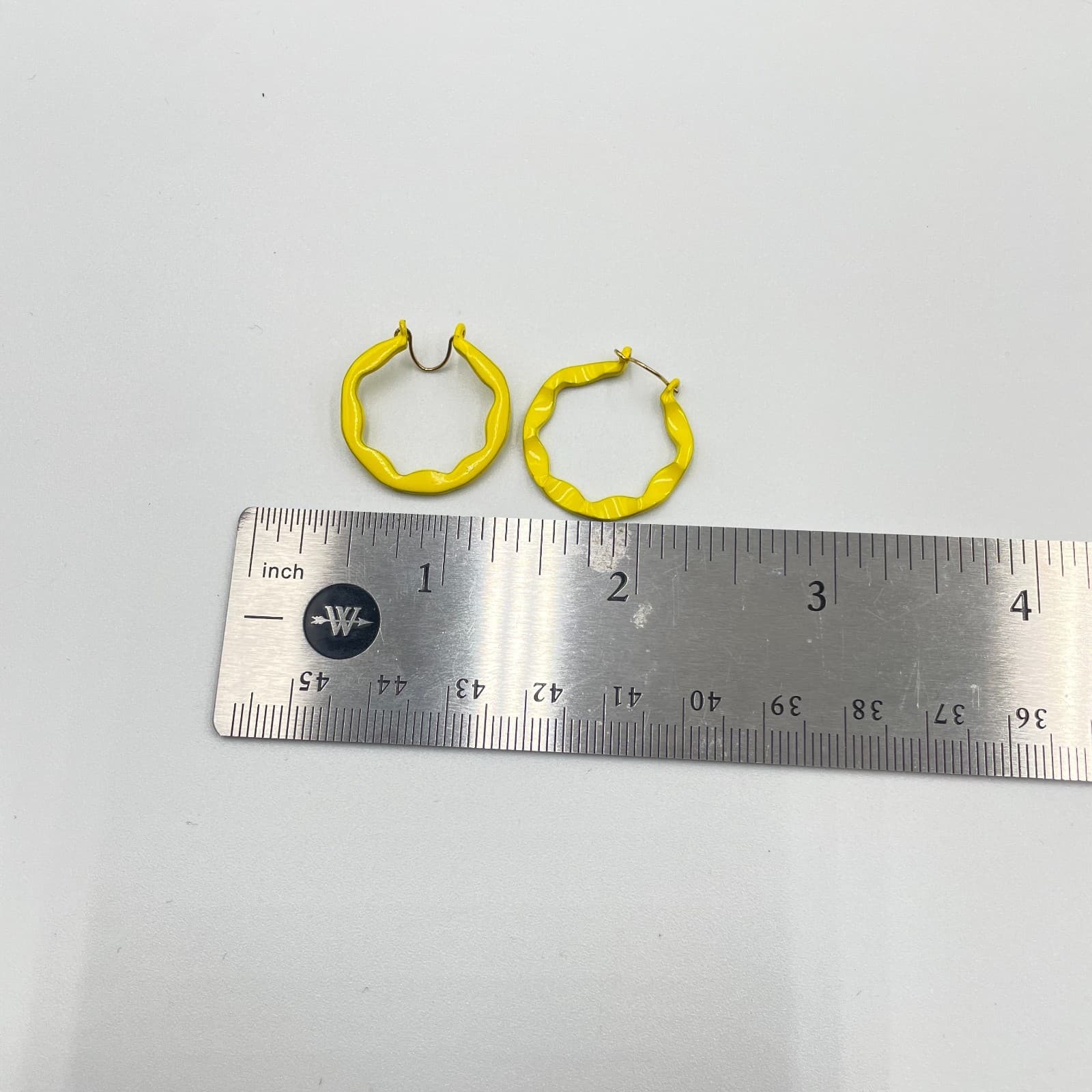 Pop Art Vibrant Yellow Enamel Wavy Edge Scalloped Hoop Hinged Clasp Earrings - Thumbnail 5