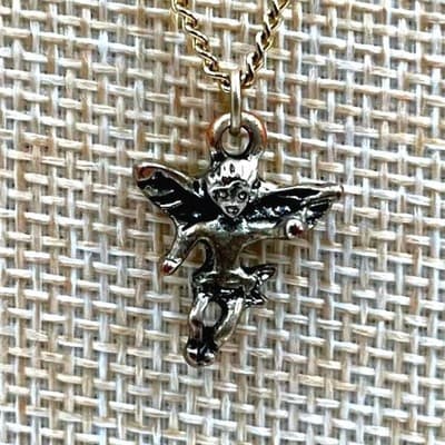 Vintage Gold Tone Angel Cherub Pendant Necklace Dainty Chain Minimal Jewelry