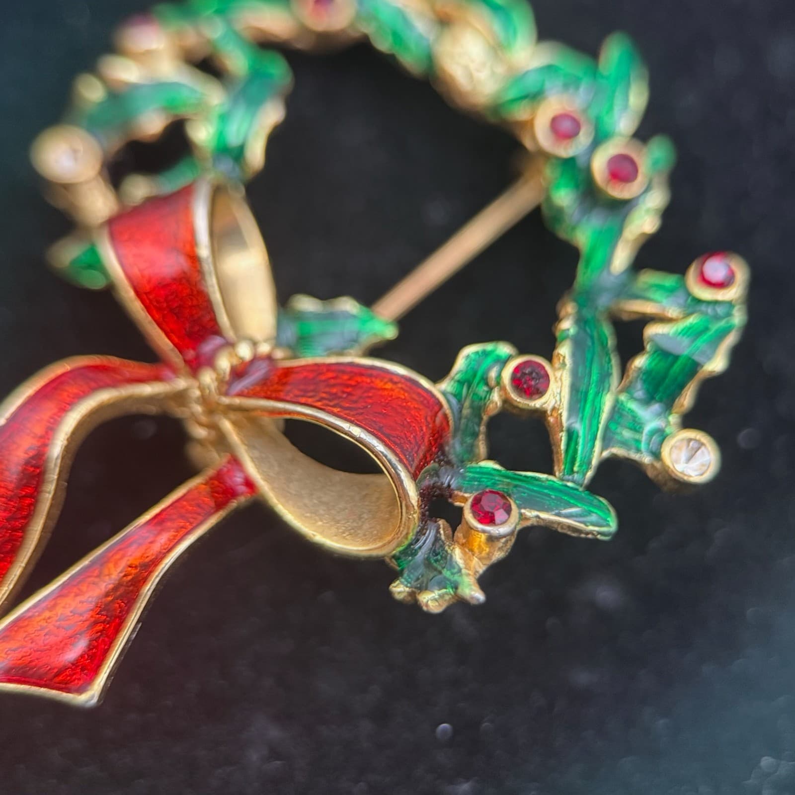 Vintage Enamel Holly Wreath Brooch w/ Red Bow Gold-Tone Christmas Pin - Thumbnail 3