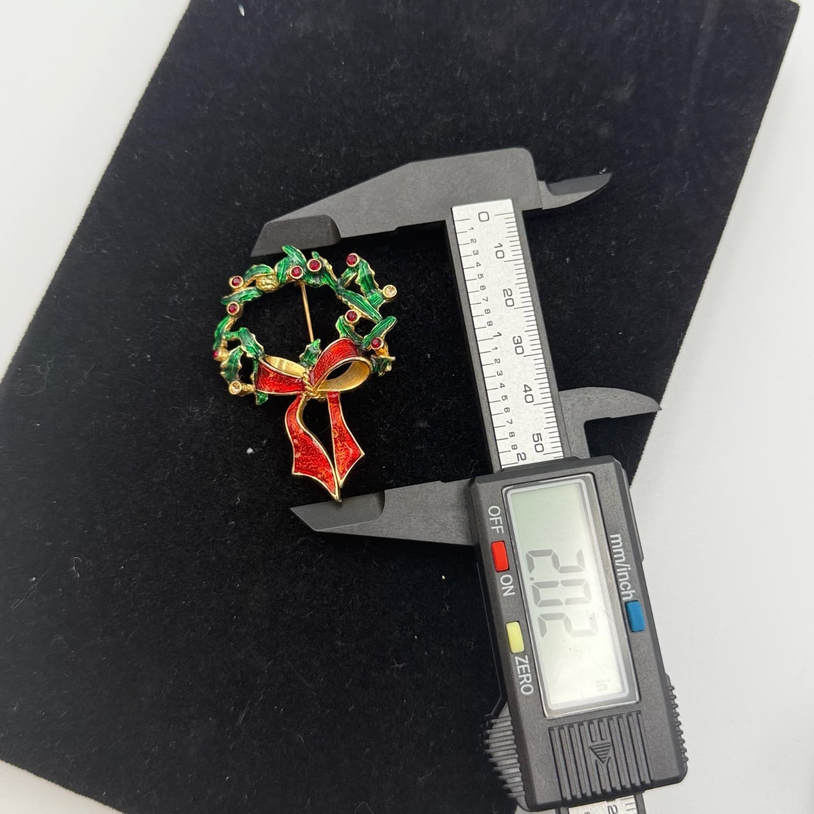 Vintage Enamel Holly Wreath Brooch w/ Red Bow Gold-Tone Christmas Pin - Thumbnail 2