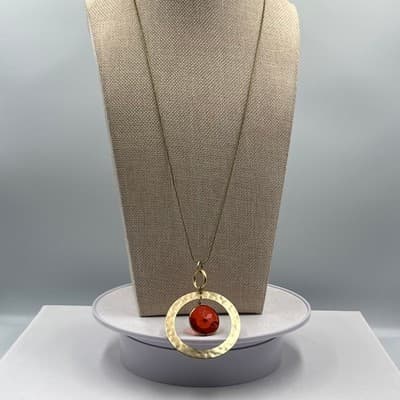 VTG Gold Tone Hammered Circle Pendant Necklace Red Faceted Crystal Long Chain - Thumbnail 4