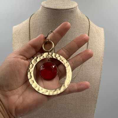 VTG Gold Tone Hammered Circle Pendant Necklace Red Faceted Crystal Long Chain - Thumbnail 6