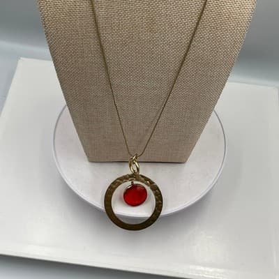 VTG Gold Tone Hammered Circle Pendant Necklace Red Faceted Crystal Long Chain - Thumbnail 5