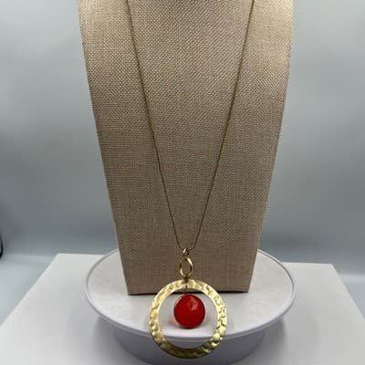 VTG Gold Tone Hammered Circle Pendant Necklace Red Faceted Crystal Long Chain - Thumbnail 2