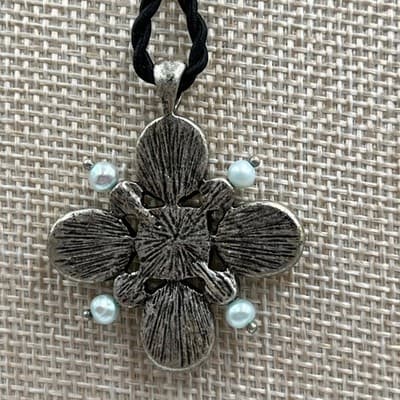 VTG Silver Tone Green Art Glass & Mother of Pearl Cross Pendant Cord Necklace - Thumbnail 6