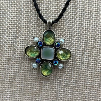 VTG Silver Tone Green Art Glass & Mother of Pearl Cross Pendant Cord Necklace - Thumbnail 3