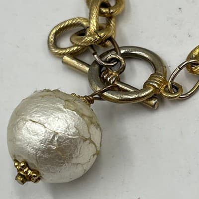 VTG Chunky Gold Tone Textured Link Bracelet Large Faux Pearl Charm Toggle Clasp - Thumbnail 2