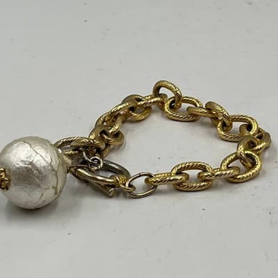 VTG Chunky Gold Tone Textured Link Bracelet Large Faux Pearl Charm Toggle Clasp - Thumbnail 3