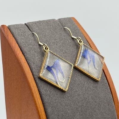 VTG Pressed Flower Resin Earrings Blue Cornflower Petal Gold Tone Dangle Drop - Thumbnail 2