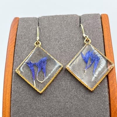 VTG Pressed Flower Resin Earrings Blue Cornflower Petal Gold Tone Dangle Drop