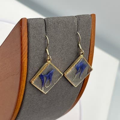 VTG Pressed Flower Resin Earrings Blue Cornflower Petal Gold Tone Dangle Drop - Thumbnail 3