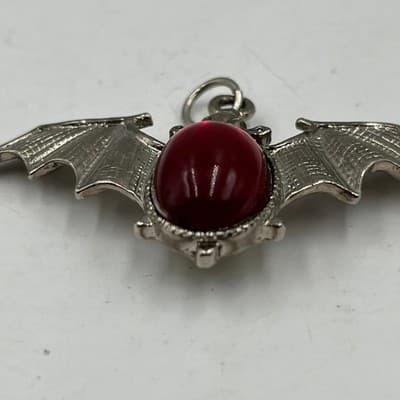 VTG Gothic Silver Bat Pendant Red Cabochon Stone Vampire Halloween Jewelry Charm - Thumbnail 2