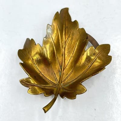 VTG Gold Tone Maple Leaf Scarf Clip Brooch Autumn Botanical Jewelry Accessory