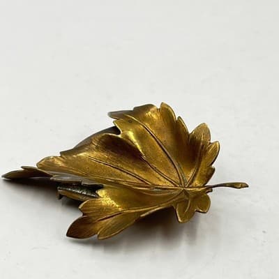 VTG Gold Tone Maple Leaf Scarf Clip Brooch Autumn Botanical Jewelry Accessory - Thumbnail 6