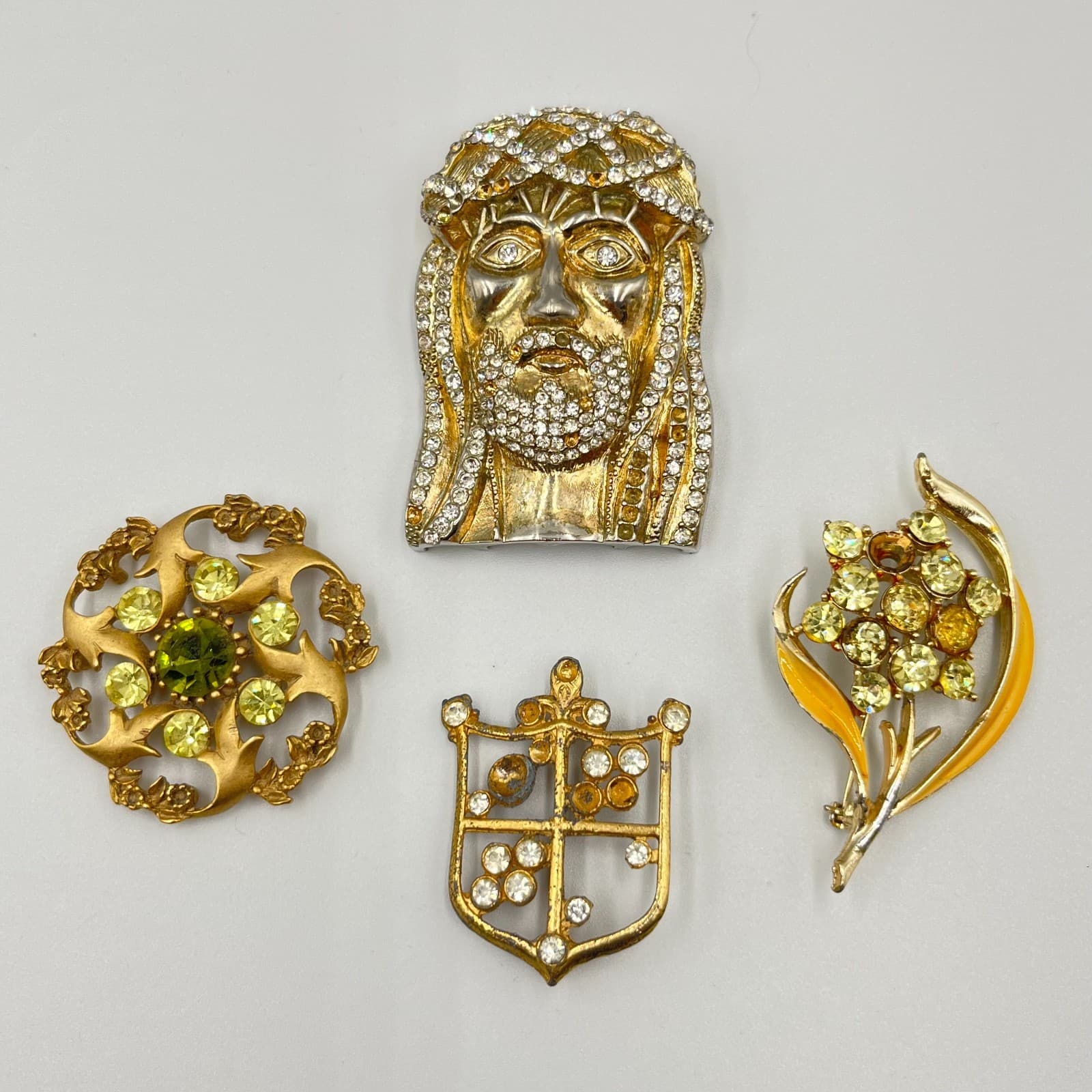 Vintage Retro Estate Brooch Set Jesus Head Crest Floral Peridot Rhinestone Gold