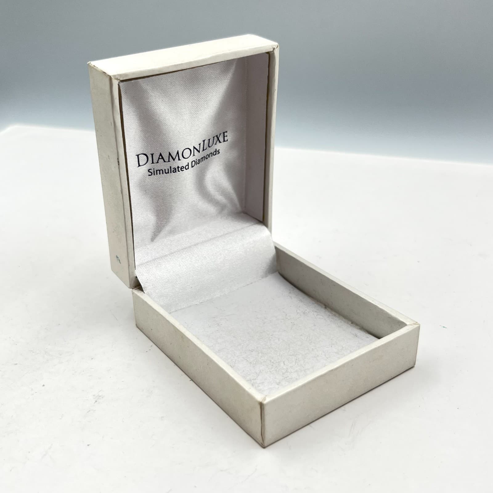 Vintage DiamonLuxe Simulated Diamonds Jewelry Gift Box White Presentation Case - Thumbnail 4