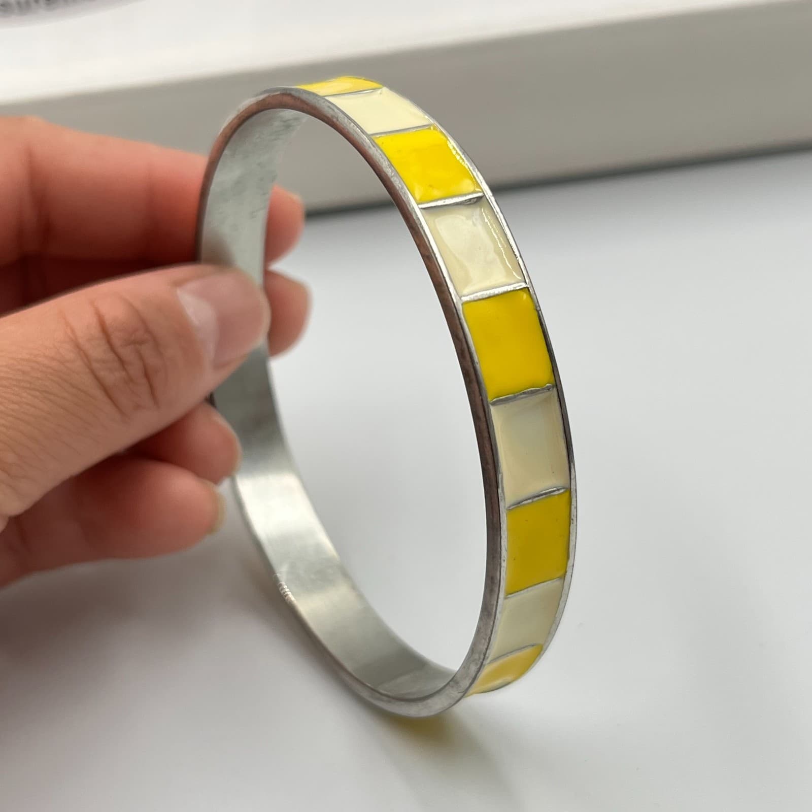 Vintage Y2K Yellow & Cream Enamel Silver Tone Bangle Bracelet Retro Mod Classic - Thumbnail 3
