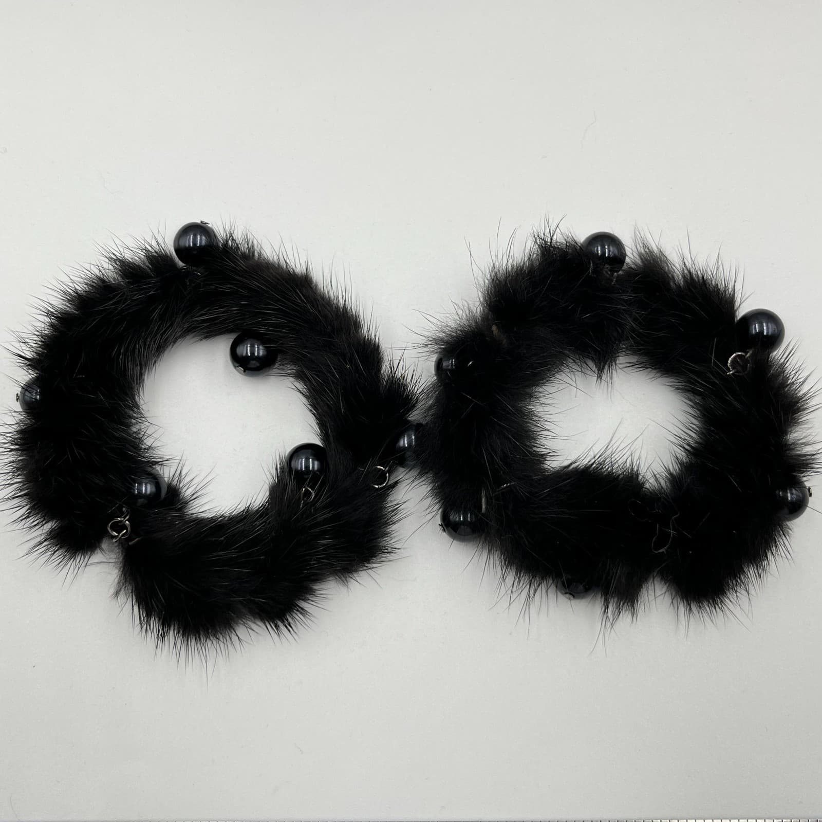 Vintage Y2K Glam Faux Fur & Black Pearl Stretch Bracelet Set Retro Goth 2pc - Thumbnail 3