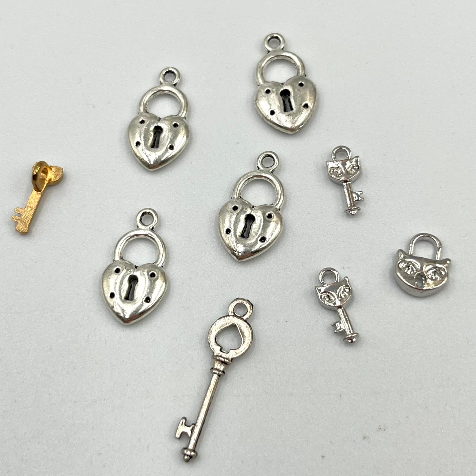 Vintage Style Mixed Lot Lock & Key Jewelry Charms Pendatn Set Silver Gold Tone