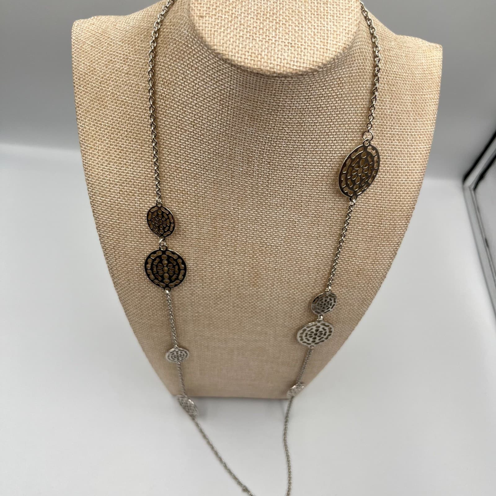 Vintage Retro Silver Tone Cutout Filigree Medallion Long Station Necklace Y2K - Thumbnail 5