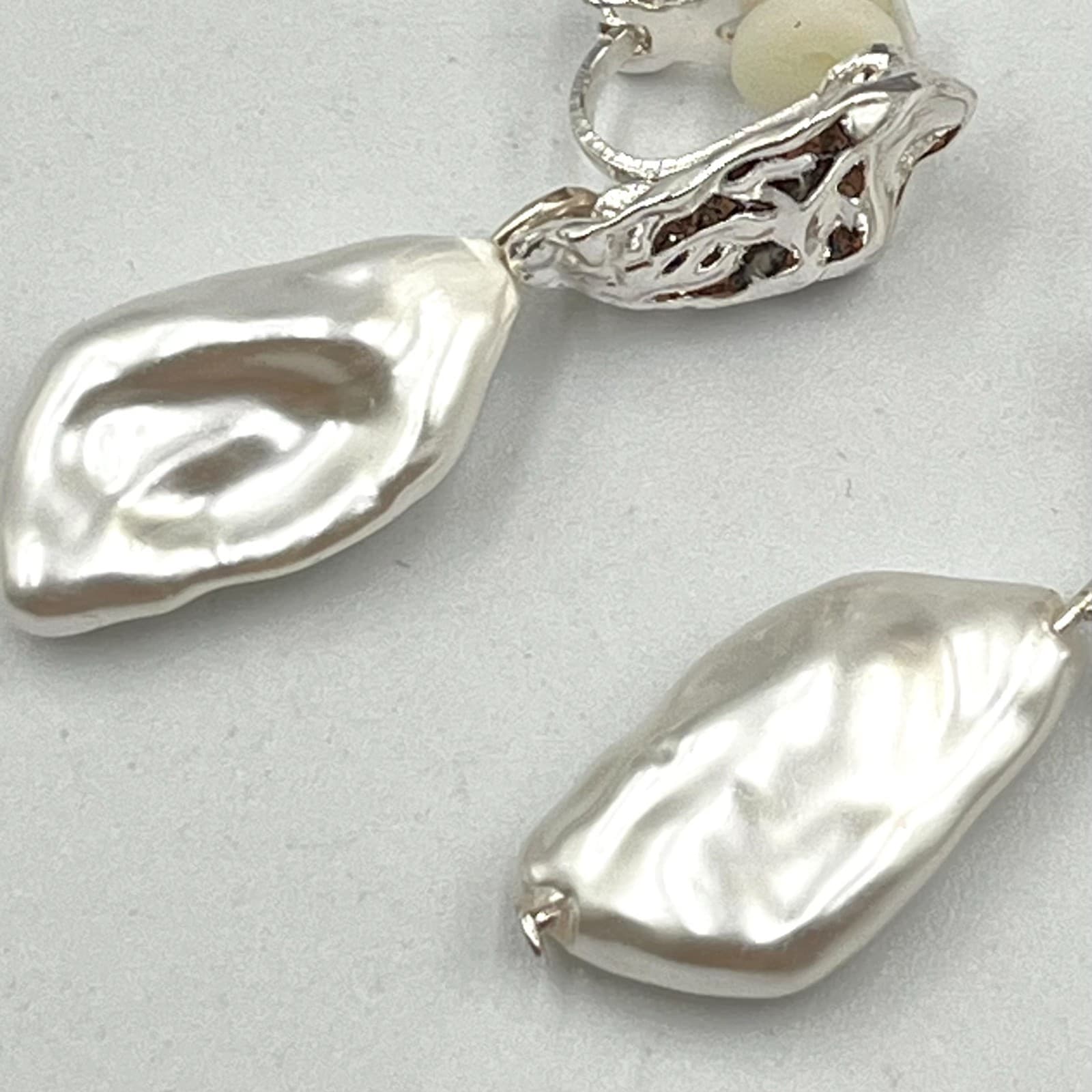 Vintage Style Silver Tone Baroque Mother Of Pearl Dangle Clip-On Earrings Retro - Thumbnail 2