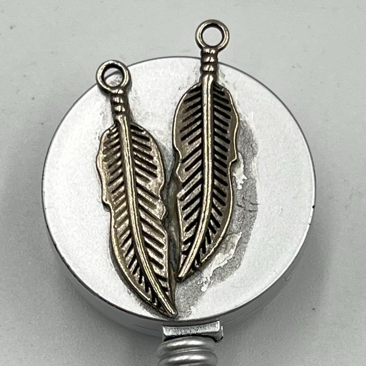 Vintage Western Boho Double Feather Retractable Badge Reel Silver Tone ID Holder - Thumbnail 2