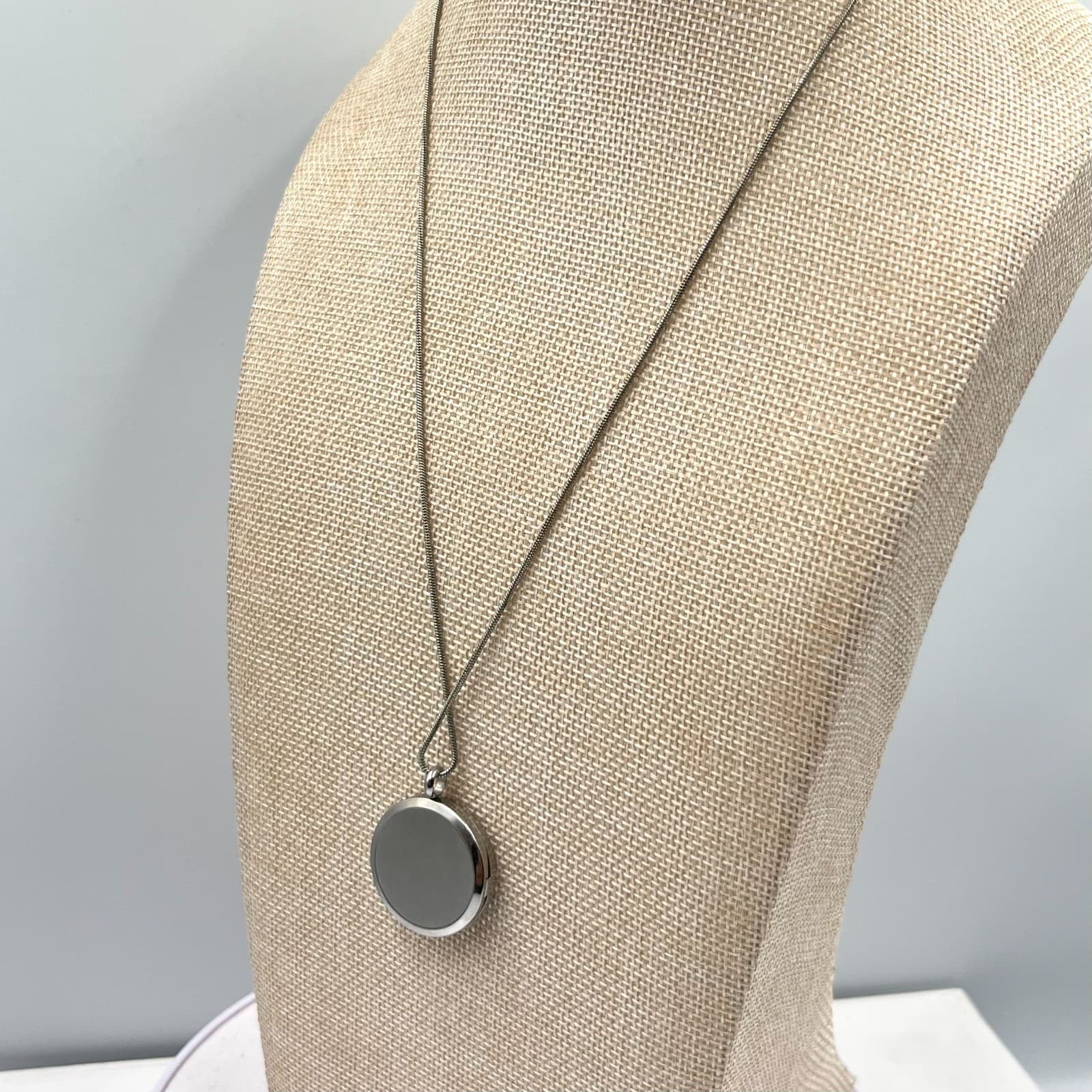 VTG Silver Tone Filigree Essential Oil Diffuser Locket Necklace, Purple Pad, 24" - Thumbnail 6