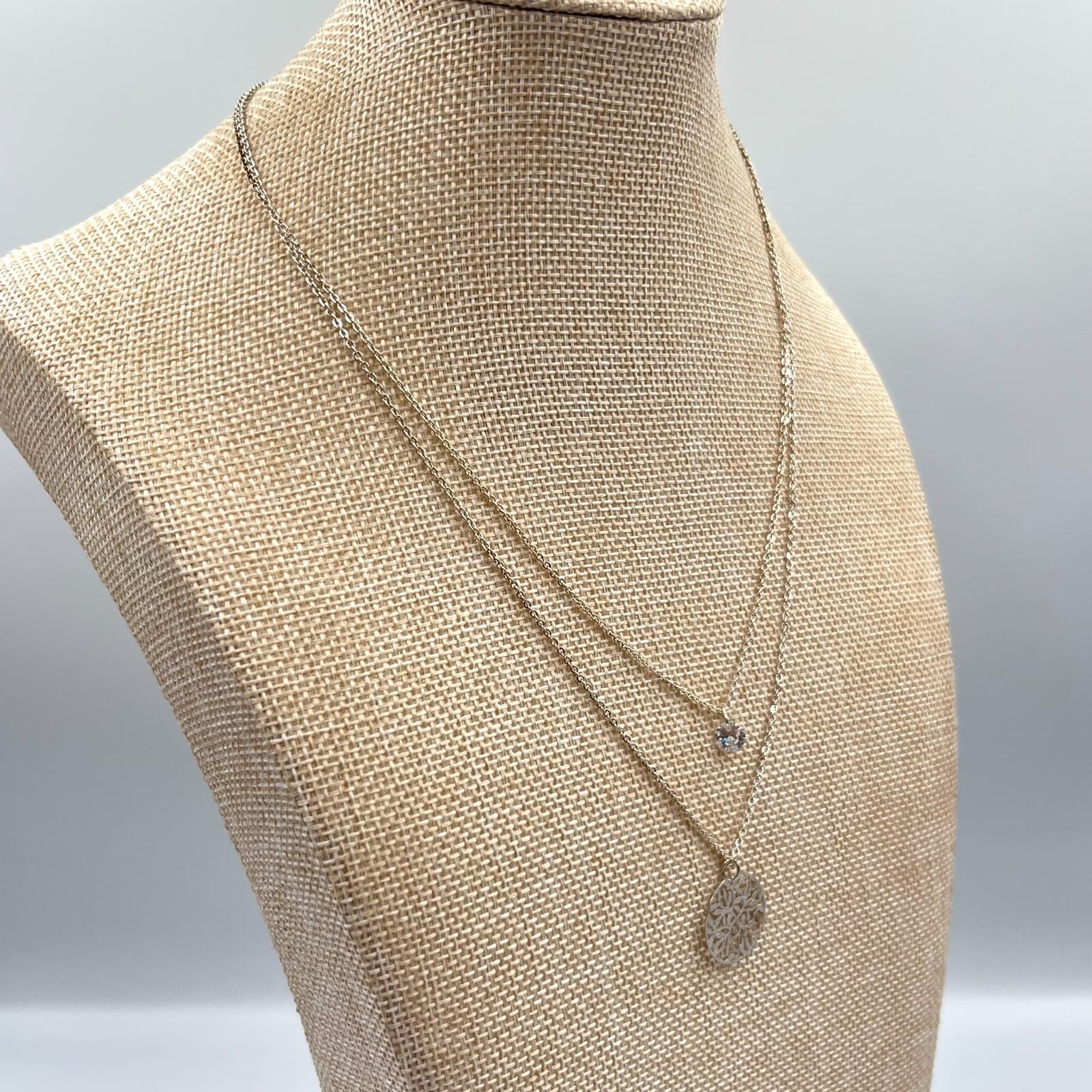 VTG Silver Tone Double Layer Filigree Floral Disc & Solitaire Crystal Necklace - Thumbnail 5