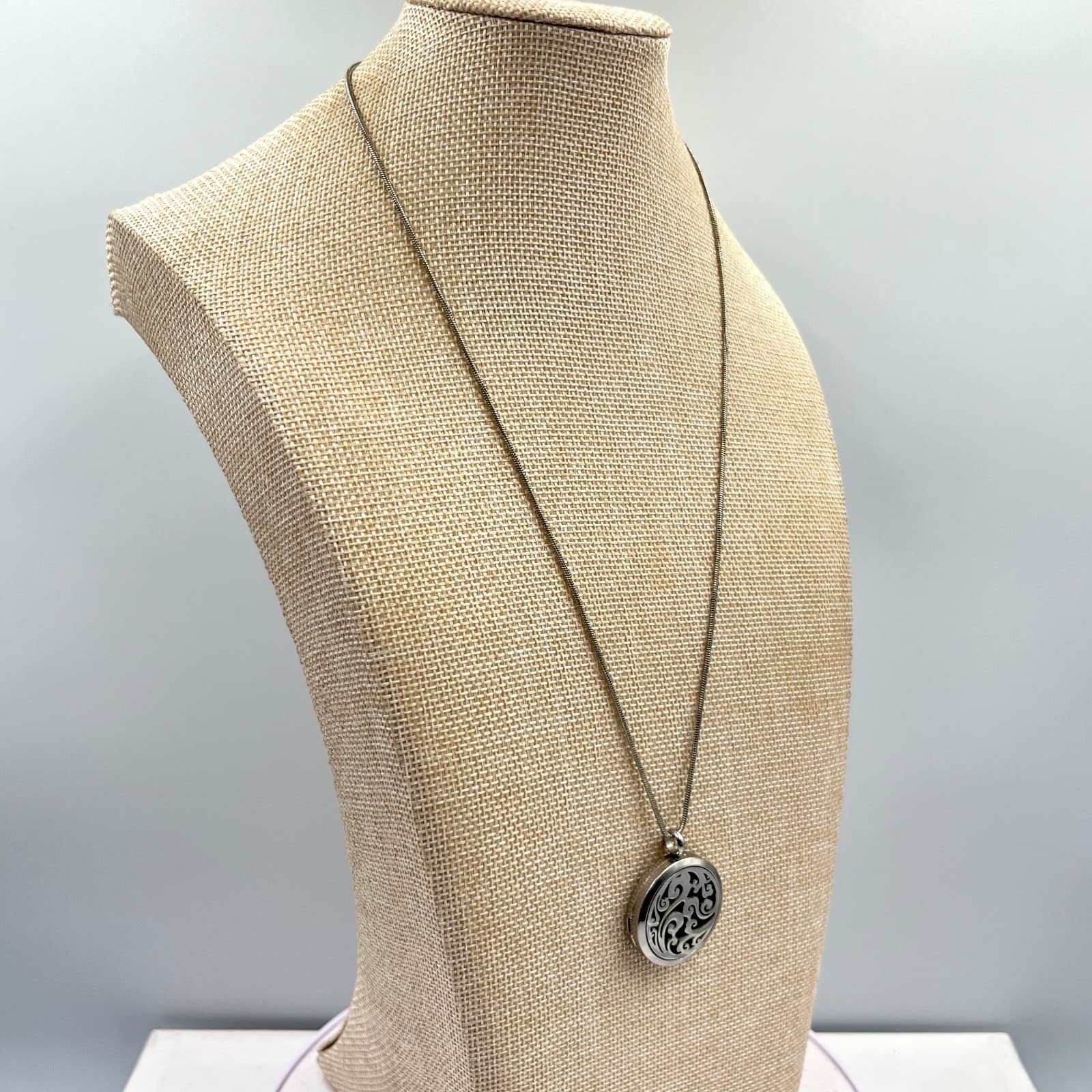 VTG Silver Tone Filigree Essential Oil Diffuser Locket Necklace, Purple Pad, 24" - Thumbnail 5