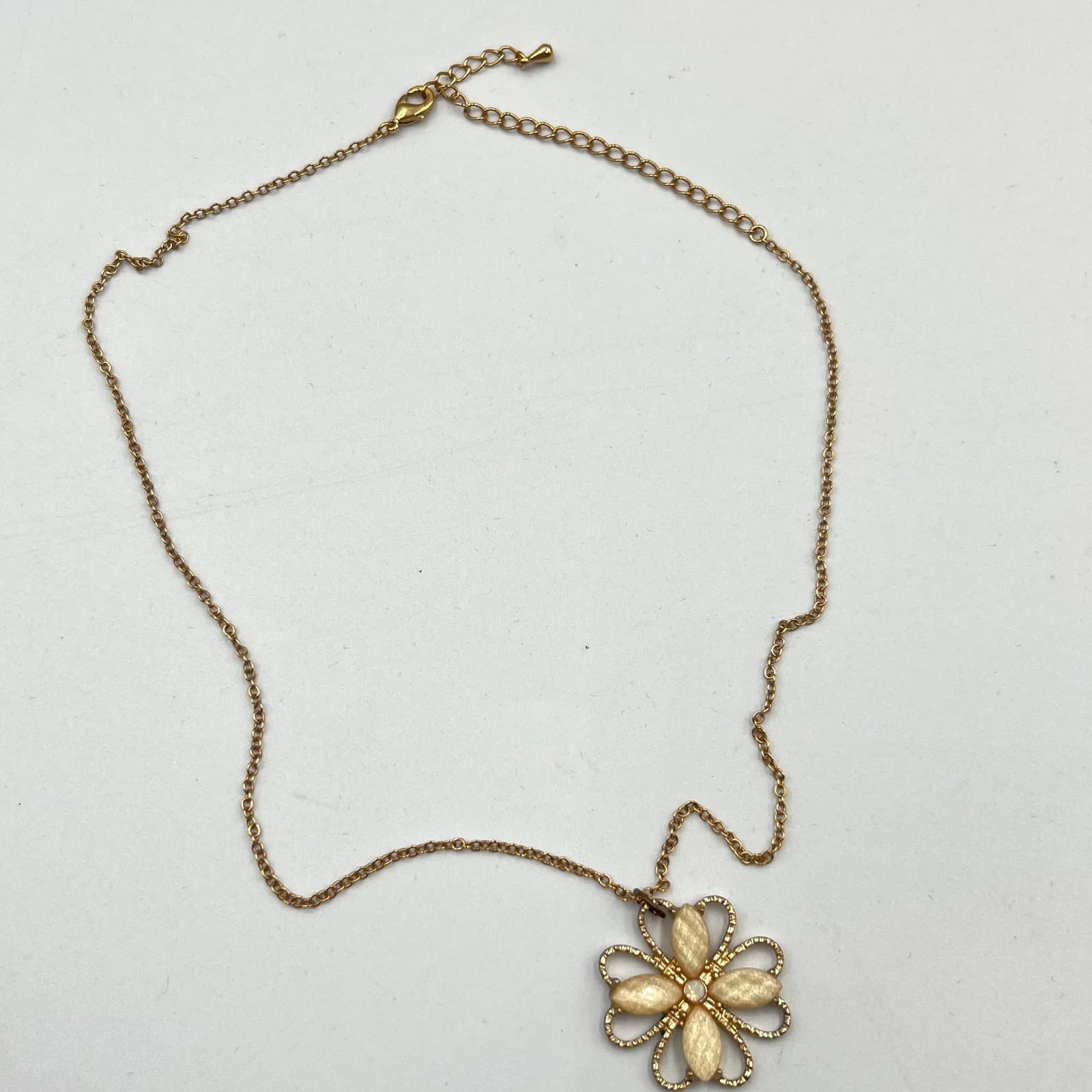 Vintage Retro Gold Tone Cream Flower Pendant Necklace Rhinestone Center 20” - Thumbnail 2
