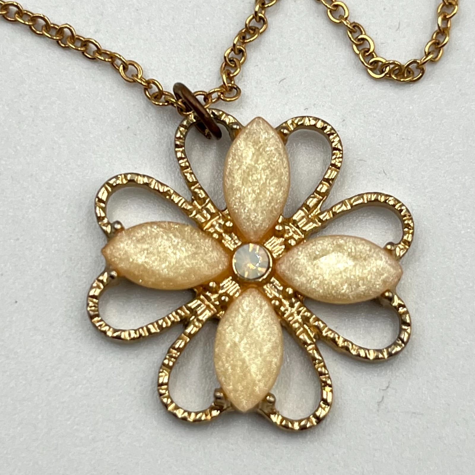 Vintage Retro Gold Tone Cream Flower Pendant Necklace Rhinestone Center 20” - Thumbnail 4