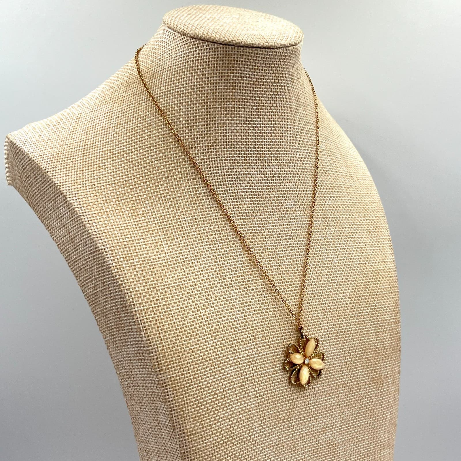 Vintage Retro Gold Tone Cream Flower Pendant Necklace Rhinestone Center 20” - Thumbnail 6