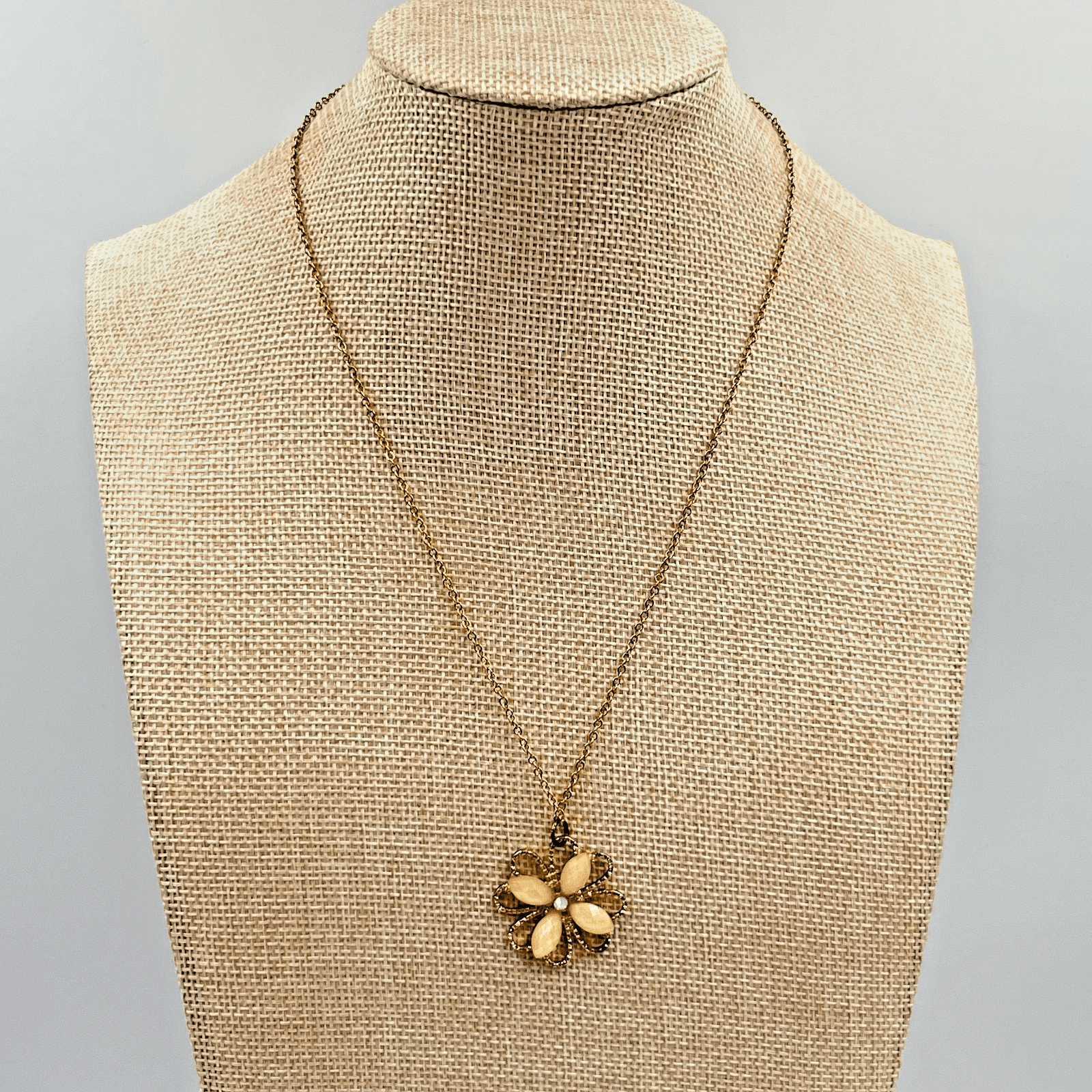 Vintage Retro Gold Tone Cream Flower Pendant Necklace Rhinestone Center 20”