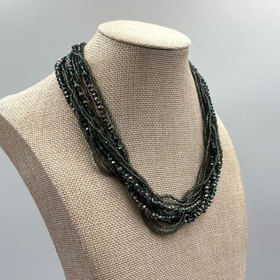 VTG Gold Tone Jewelry Set: Emerald Green Crystal Necklace & Matching Earrings - Thumbnail 9