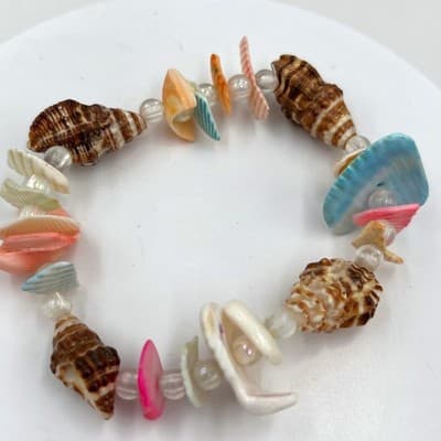 VTG Coastal Seashell Bracelet with Faux Pearl Beads – Multicolor Beach Jewelry