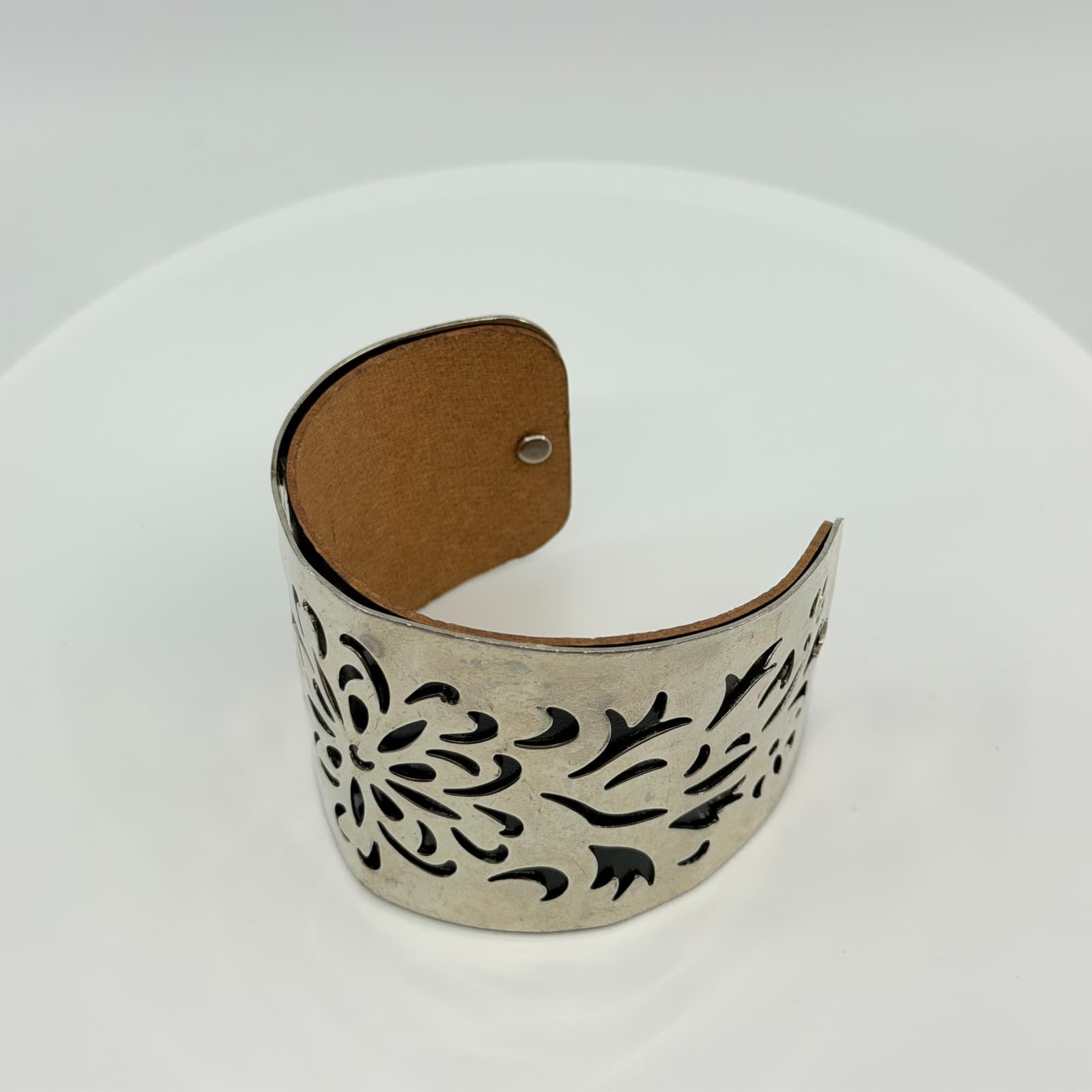 Vintage Silver Tone Floral Filigree Wide Cuff Bracelet Faux Leather Statement - Thumbnail 4