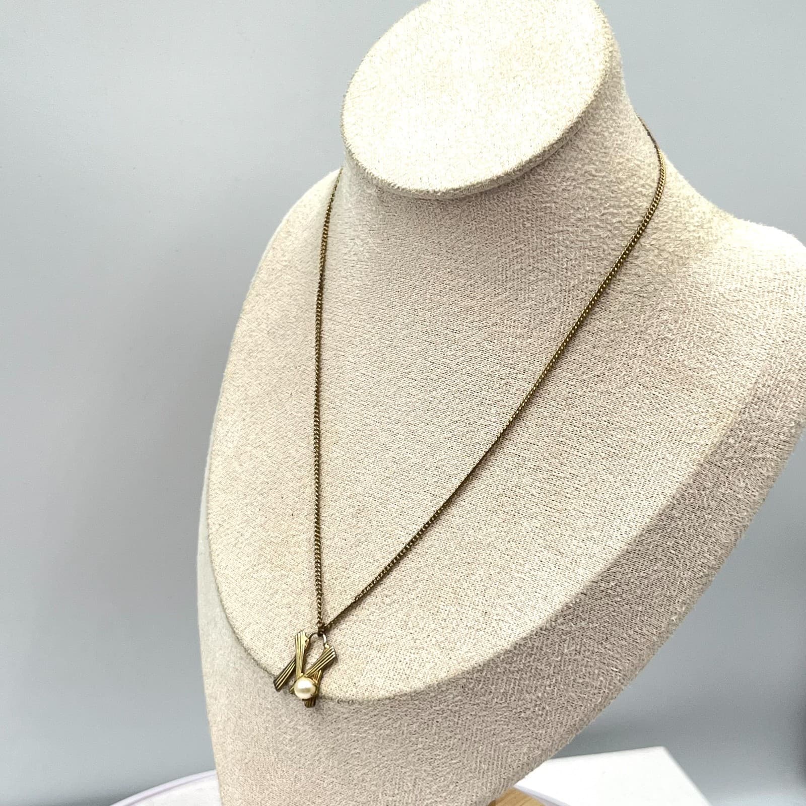 Vintage Gold Tone Initial M Faux Pearl Pendant Necklace Retro Jewelry Fashion - Thumbnail 8
